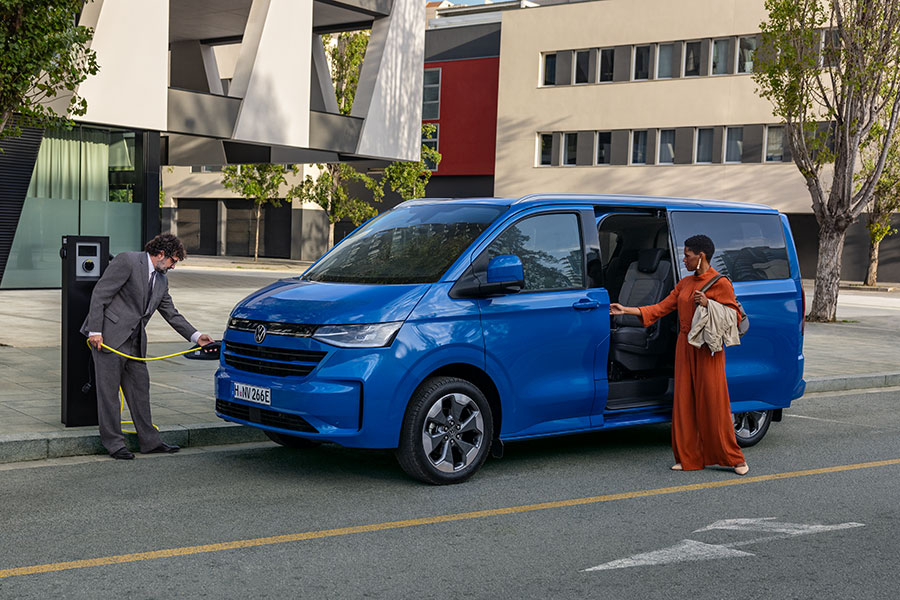 Der neue VW e-Caravelle von der Seite Der neue VW e-Caravelle von der Seite