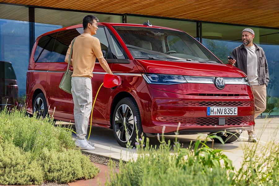 Der VW Multivan eHybrid im Autohaus Borgmann Der VW Multivan eHybrid im Autohaus Borgmann
