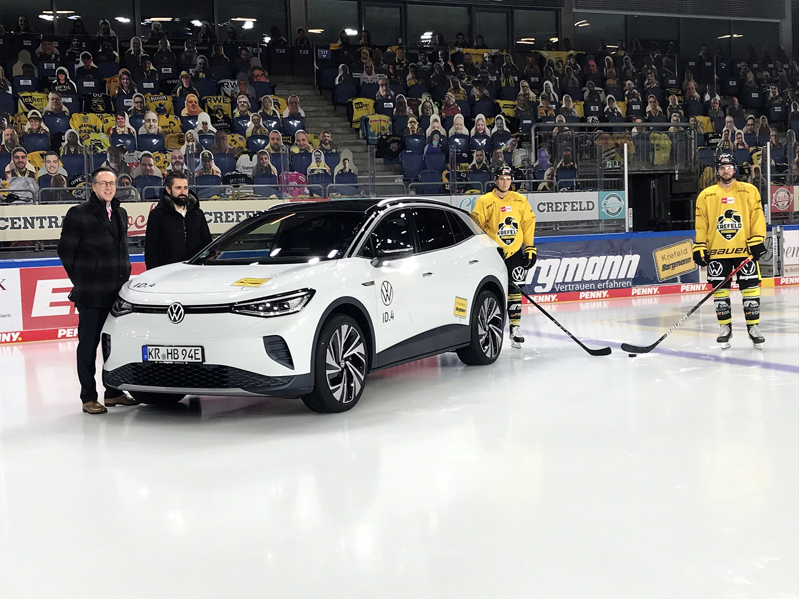 Borgmann präsentiert mit den Krefeld Pinguinen den neuen VW ID.4