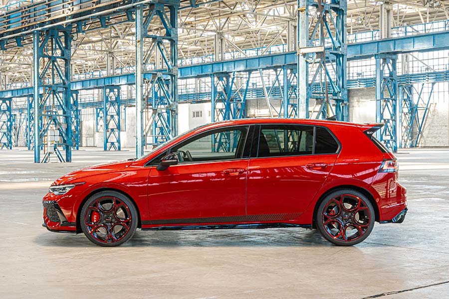 Der neue VW Golf GTI EDITION 50 von der Seite Der neue VW Golf GTI EDITION 50 von der Seite